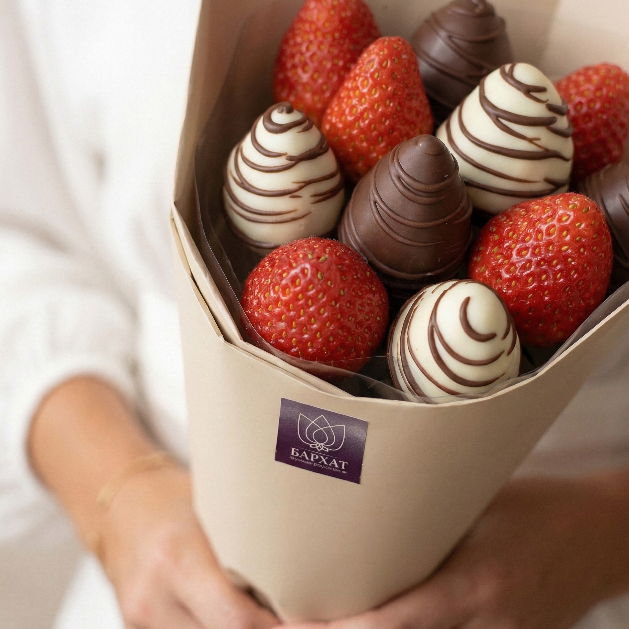 Букет Клубничный букет в бежевой упаковке