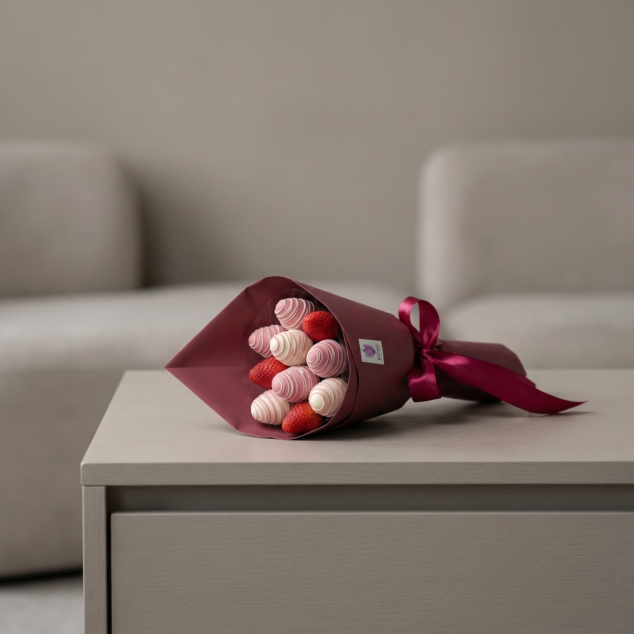 Букет Клубничный букет в бордовой упаковке