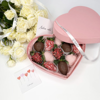 Букет Комбо-набор клубника и цветы "Прямо в сердце"