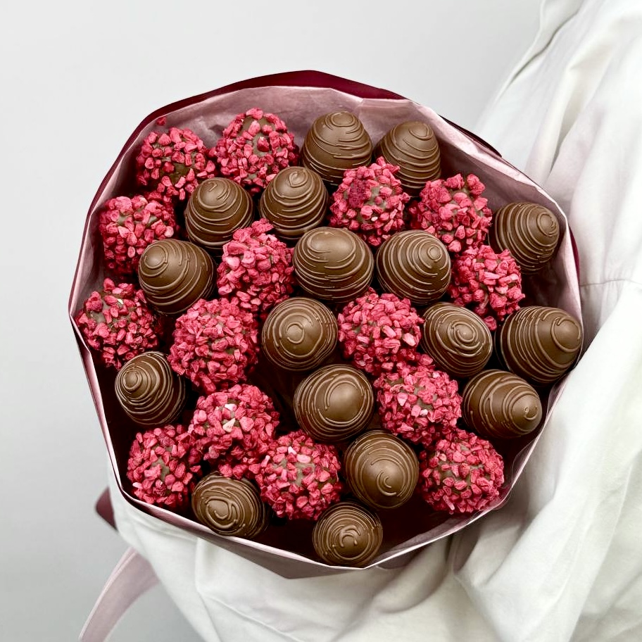 Букет Комбо-набор клубника и цветы "Любовь на максимум"