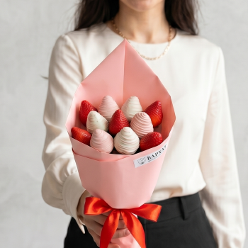 Букет Клубничный букет в розовой упаковке