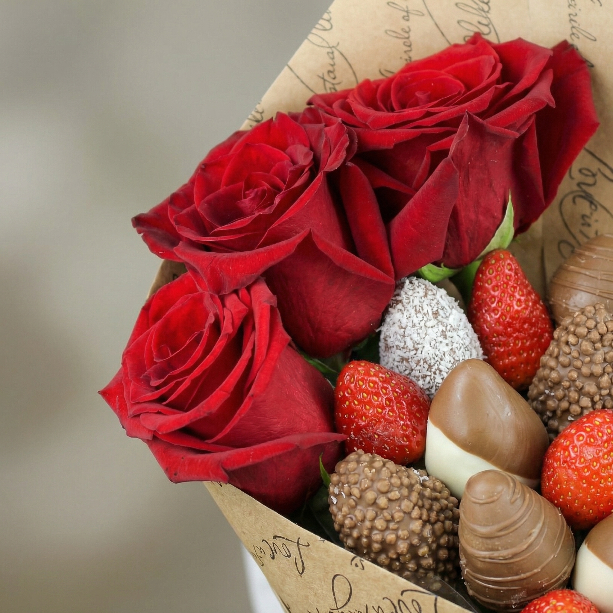 Букет Клубничный букет с розами
