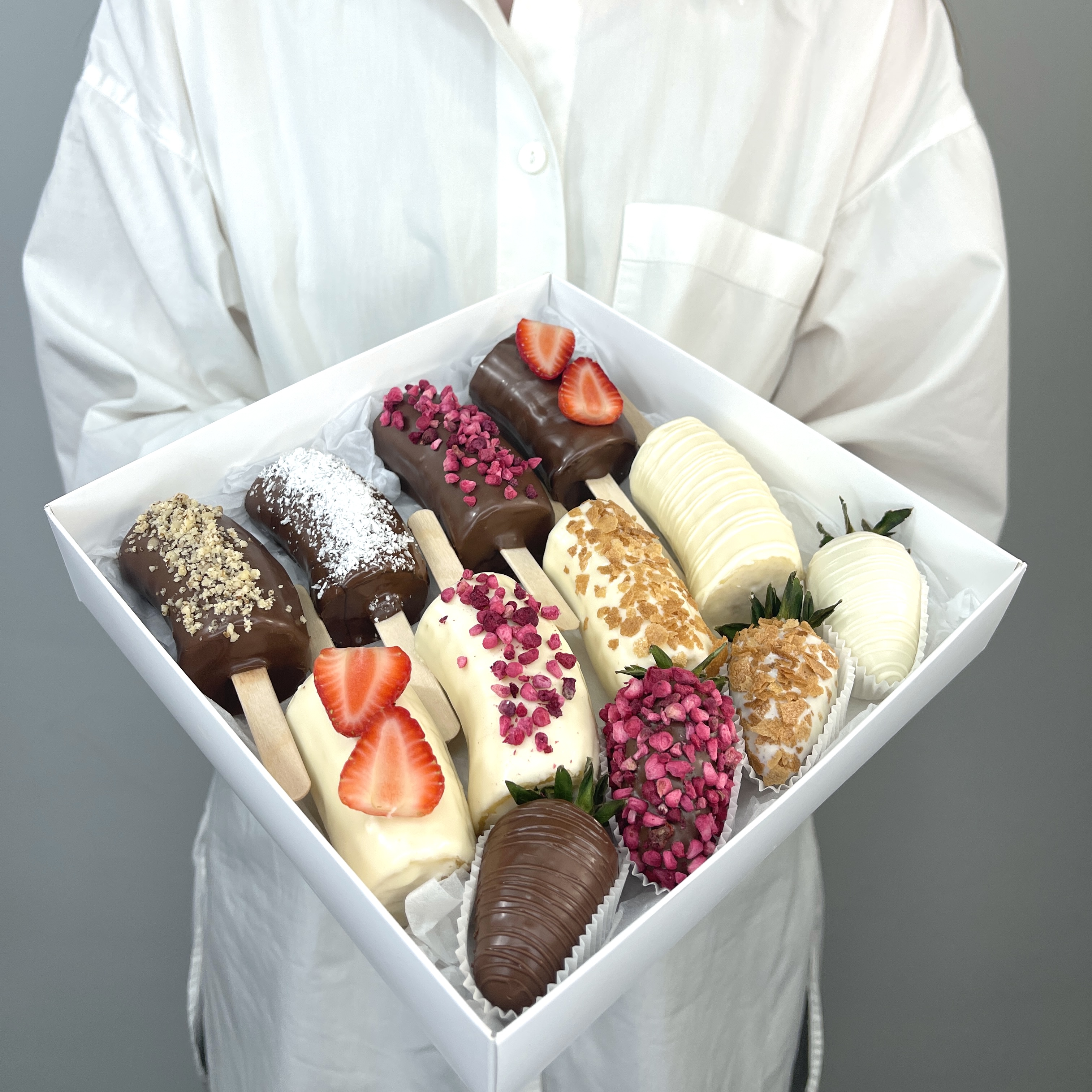 Букет Комбо-набор клубника, бананы и цветы "Искренний вкус"