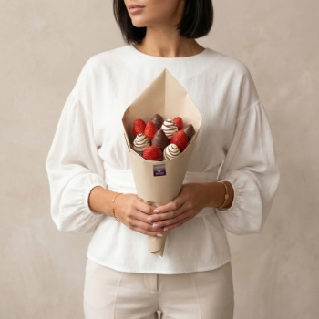 Букет Клубничный букет в бежевой упаковке