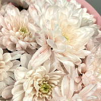 Букет Комбо-набор клубника, бананы и цветы "Искренний вкус"